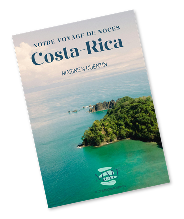 Couverture de carnet de voyage MAÜ pour un voyage de noces au Costa Rica, avec vue sur une côte tropicale